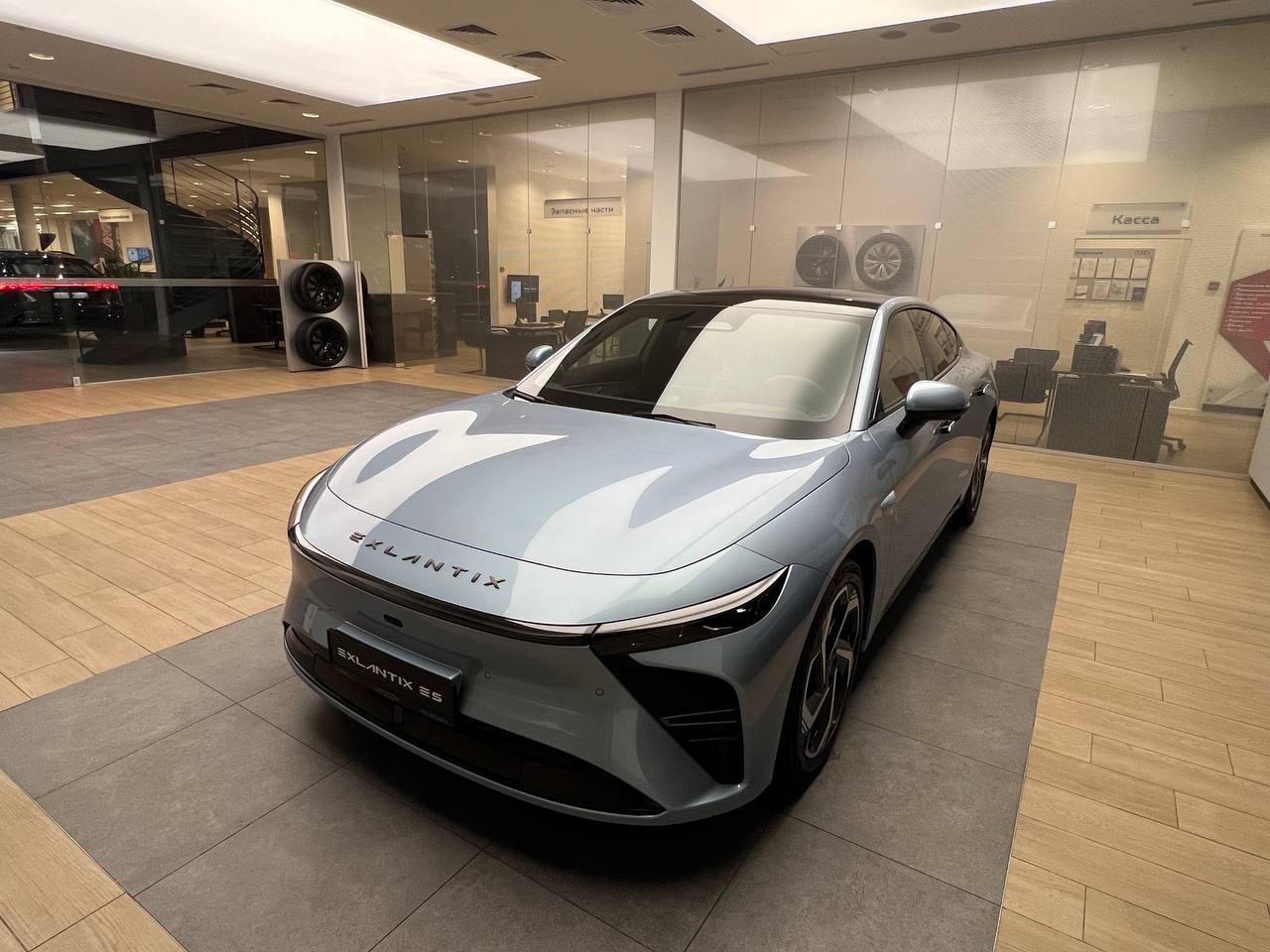 Автомобиль EXEED EXLANTIX ES I поколение 1.5hyb AT 4WD (469 л.с.) Base Голубой 2025 