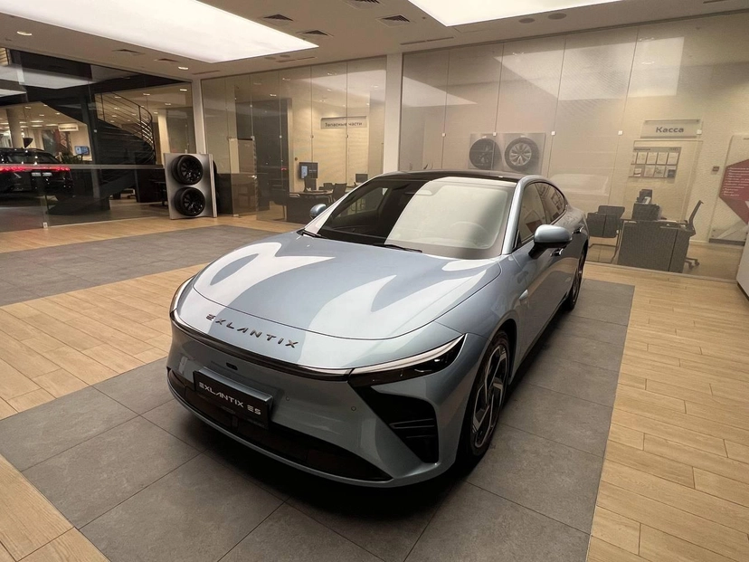 Автомобиль EXEED EXLANTIX ES I поколение 1.5hyb AT 4WD (469 л.с.) Base Голубой 2025