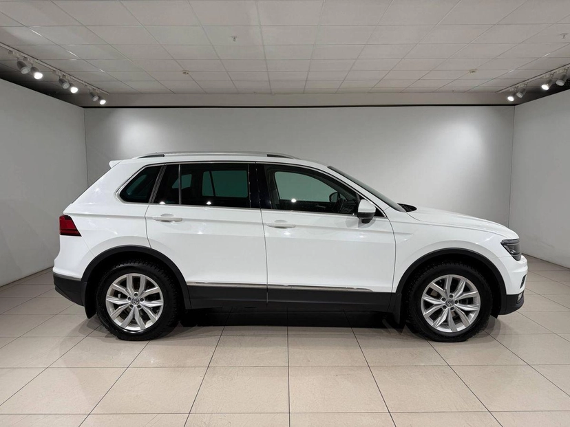 Автомобиль Volkswagen Tiguan II поколение 2.0d AMT 4WD (150 л.с.) Highline Белый 2017 с пробегом 76 300 км