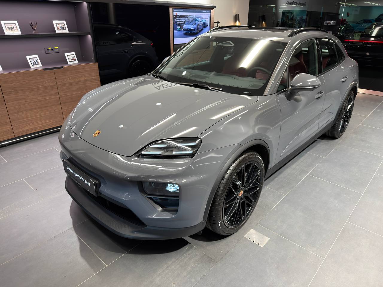 Автомобиль Porsche Macan II поколение 4 96 kWh Electro AT 4WD (300 кВт) 4 Серый 2025 