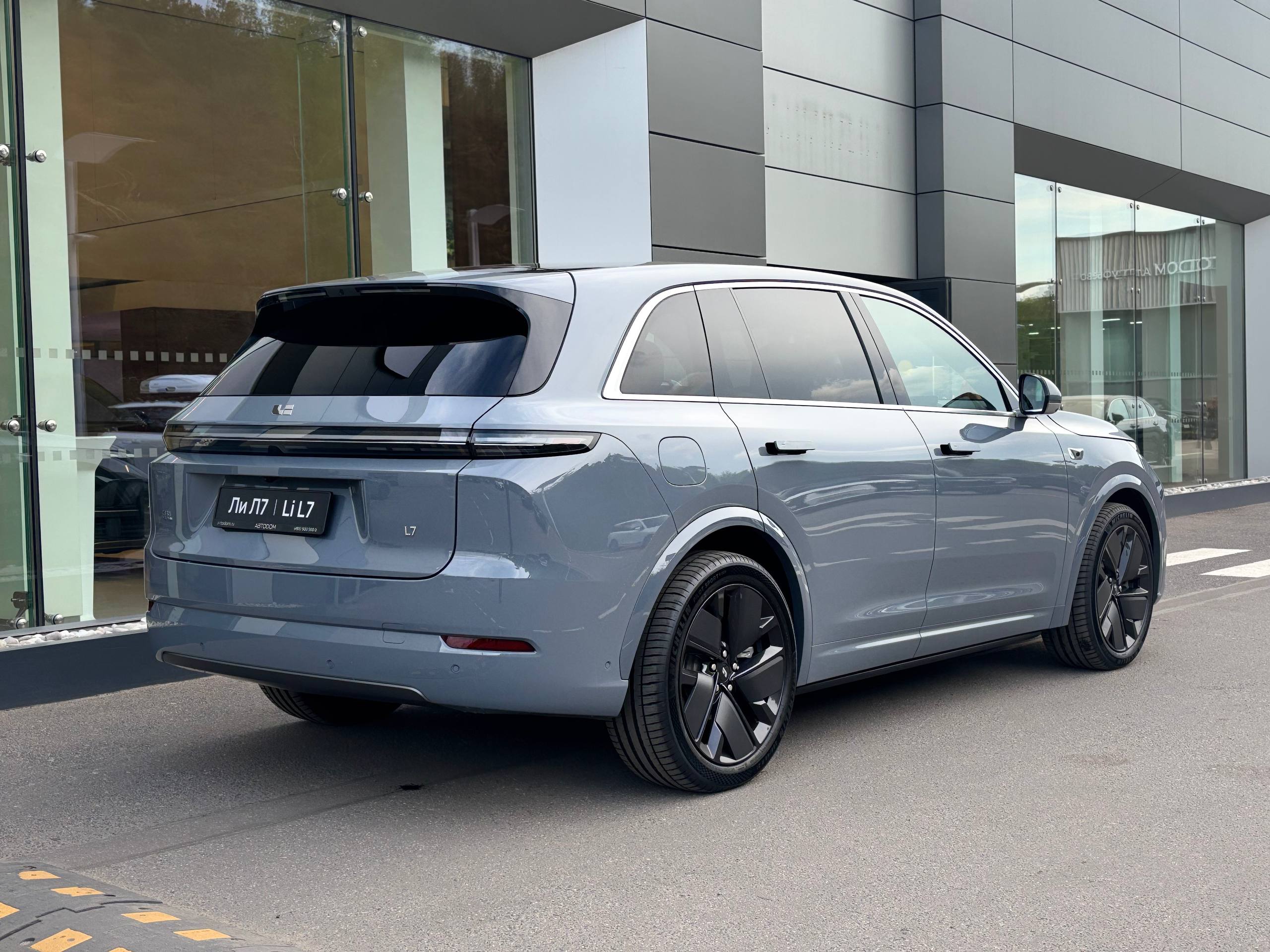 LiXiang L7 I [рестайлинг] 52.3 kWh 1.5hyb AT 4WD (449 л.с.) Ultra Серый 2025 