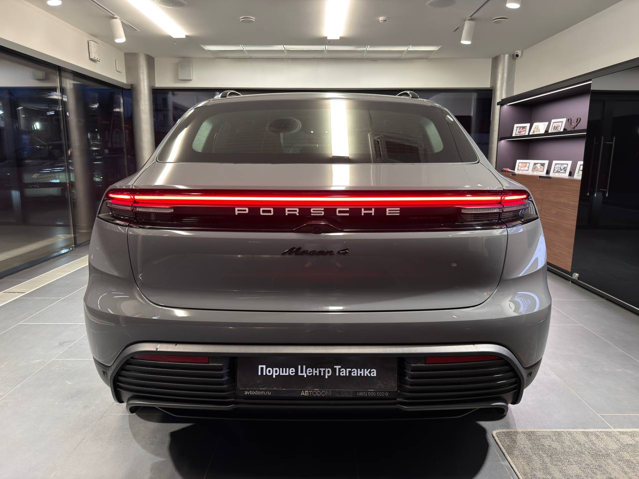 Автомобиль Porsche Macan II поколение 4 96 kWh Electro AT 4WD (300 кВт) 4 Серый 2025 