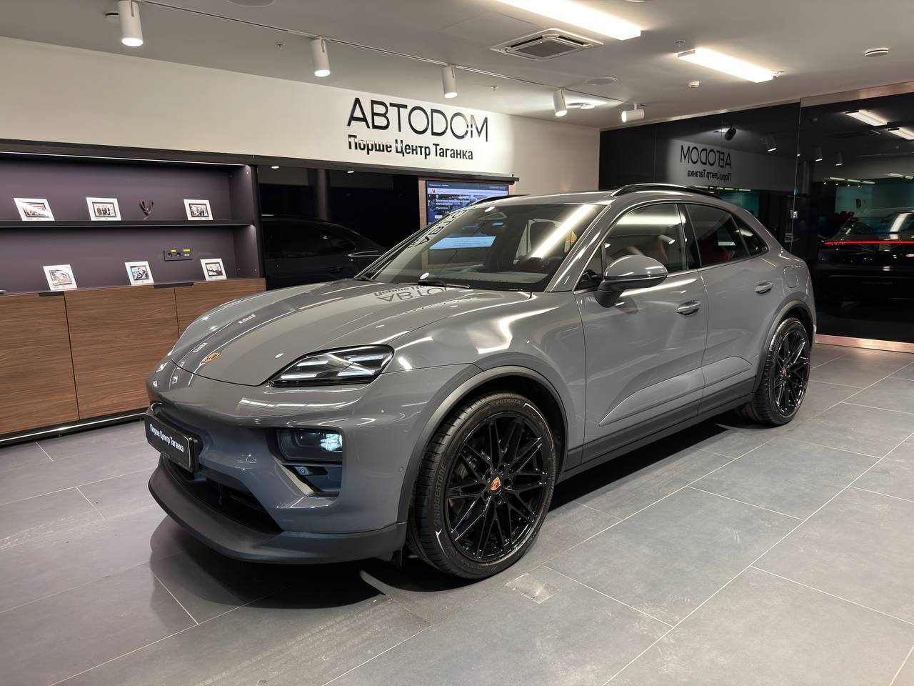 Автомобиль Porsche Macan II поколение 4 96 kWh Electro AT 4WD (300 кВт) 4 Серый 2025 