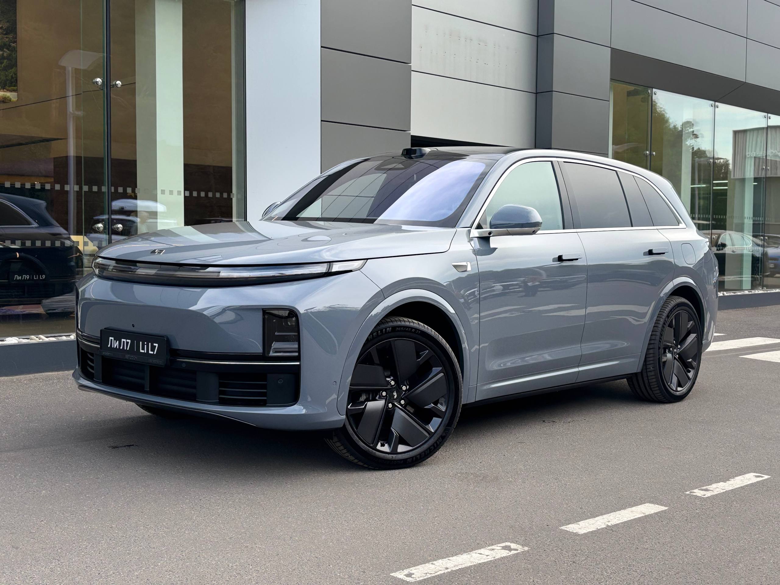 LiXiang L7 I [рестайлинг] 52.3 kWh 1.5hyb AT 4WD (449 л.с.) Ultra Серый 2025 