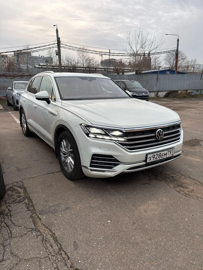 Автомобиль Volkswagen Touareg III поколение 3.0d AT 4WD (249 л.с.) Base Белый 2021 с пробегом 105 000 км