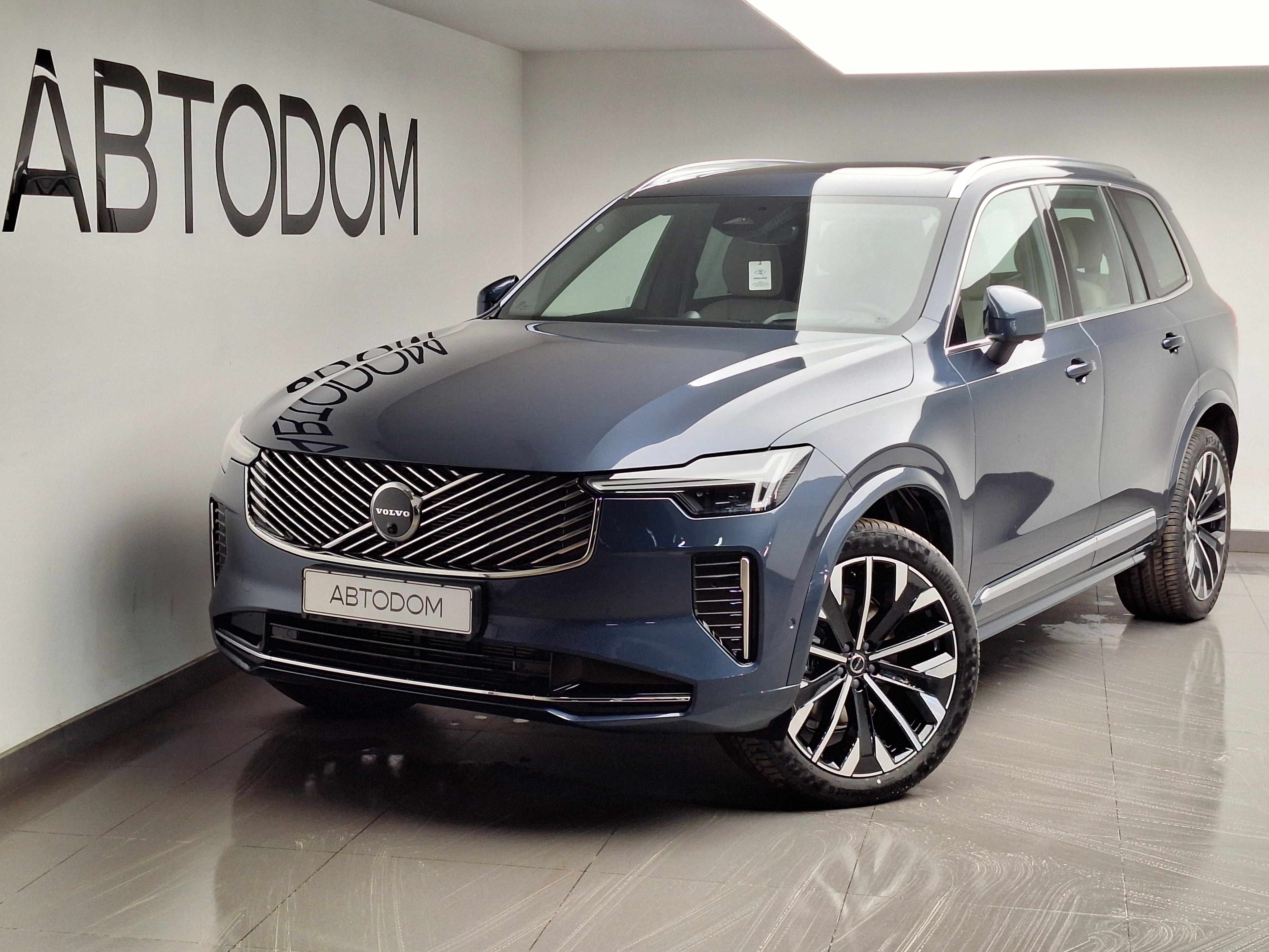 Автомобиль Volvo XC90 II [2-й рестайлинг] 2.0 AT 4WD (300 л.с.) Ультра яркий (7 мест) / Ultra Bright (7 мест) Синий 2025 