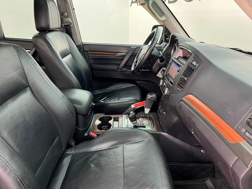 Автомобиль Mitsubishi Pajero IV поколение 3.8 AT 4WD (250 л.с.) Ultimate Чёрный 2007 с пробегом 193 400 км