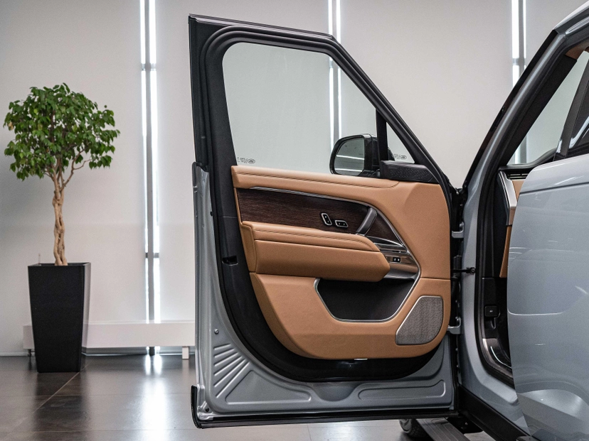 Автомобиль Land Rover Range Rover V поколение 4.4 AT 4WD (530 л.с.) Base 2025 с пробегом 37 км