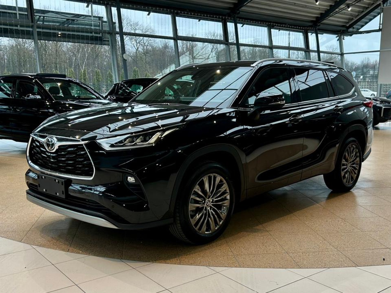 Автомобиль Toyota Highlander IV поколение 2.0 AT 4WD (248 л.с.) Supreme Чёрный 2025 