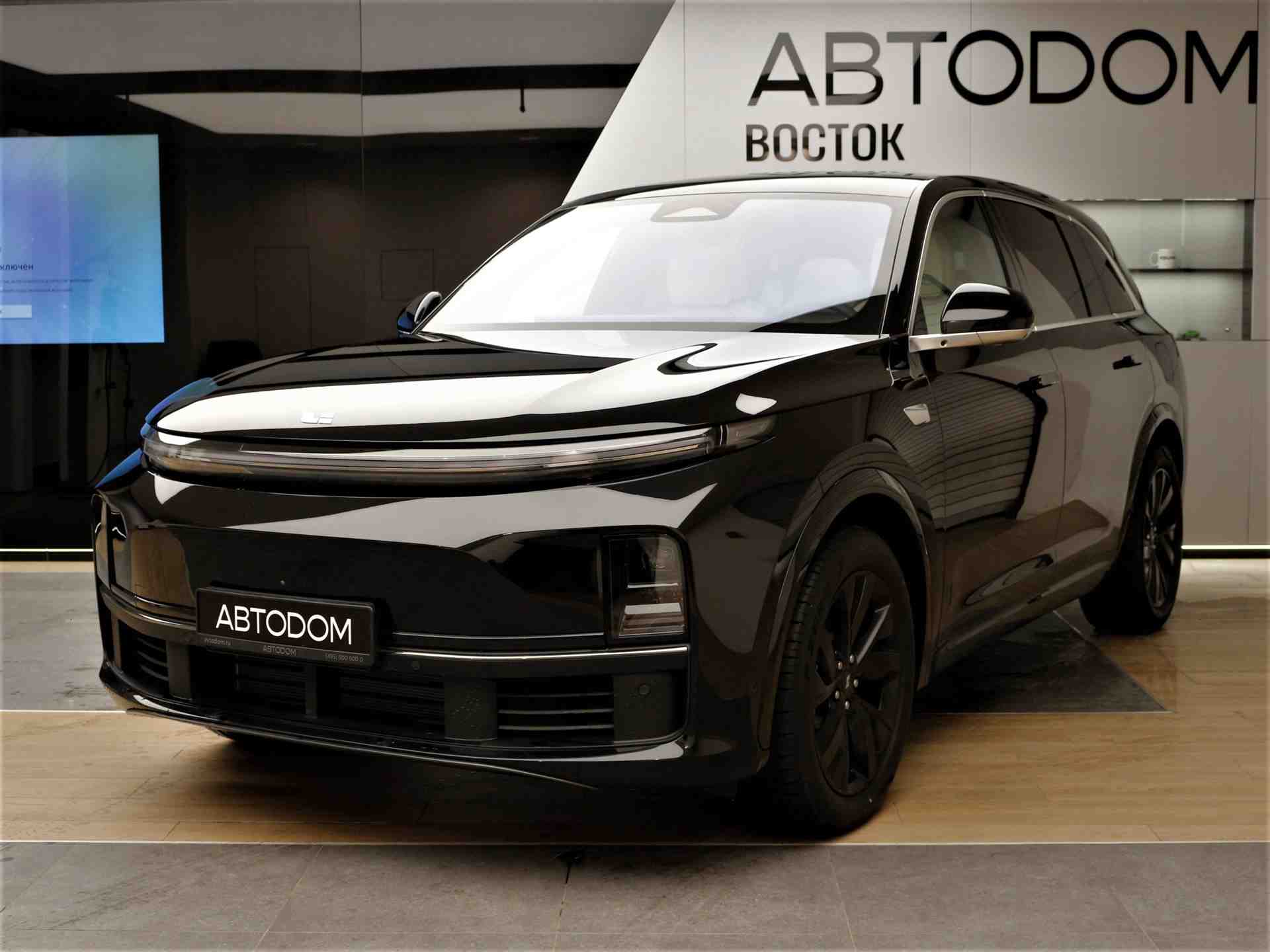 Автомобиль LiXiang L7 I [рестайлинг] 42.8 kWh 1.5hyb AT 4WD (449 л.с.) Pro Чёрный 2025 