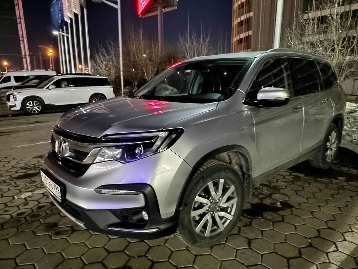 Автомобиль Honda Pilot III [рестайлинг] 3.0 AT 4WD (249 л.с.) Lifestyle Серебристый 2019 с пробегом 151 000 км