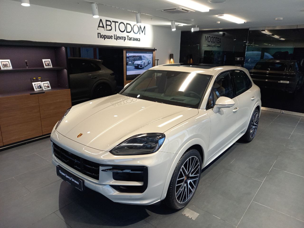 Автомобиль Porsche Cayenne III [рестайлинг] 3.0 AT 4WD (353 л.с.) Base Бежевый 2025 