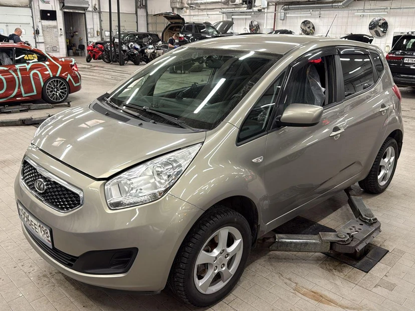 Автомобиль Kia Venga I поколение 1.6 AT (125 л.с.) Comfort Серебристый 2012 с пробегом 100 332 км