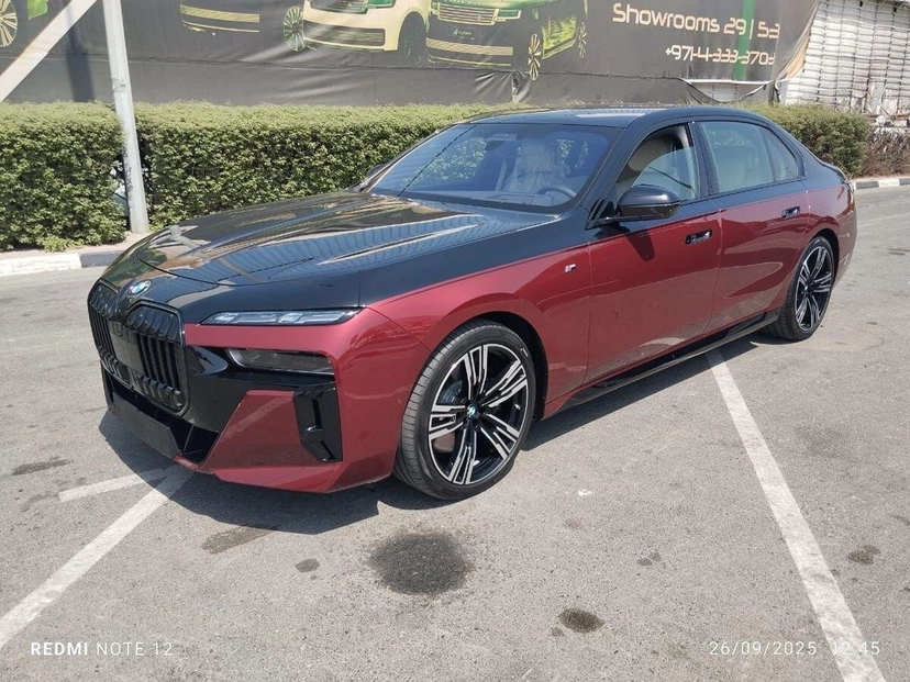 Автомобиль BMW 7 серии VII поколение (G70) 4.4 AT 4WD (544 л.с.) Base Фиолетовый 2025
