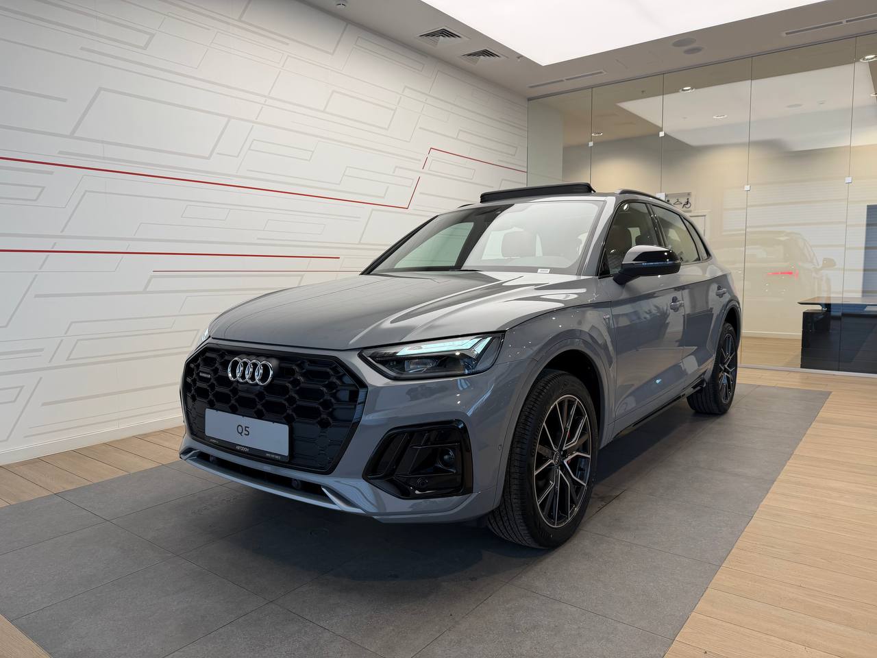 Автомобиль Audi Q5 II (FY) [рестайлинг] 2.0 AMT 4WD (245 л.с.) 45 TFSI quattro S tronic Серый 2025 