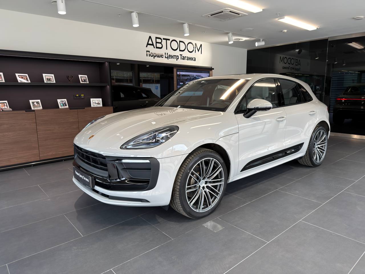 Автомобиль Porsche Macan I [2-й рестайлинг] 2.0 AMT 4WD (265 л.с.) T Серый 2025 
