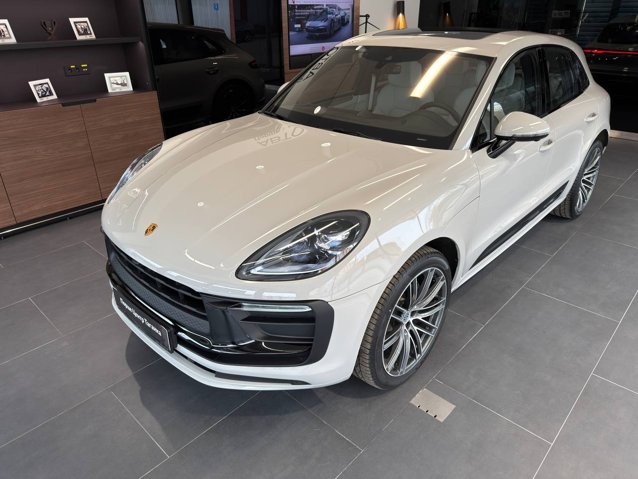 Автомобиль Porsche Macan I [2-й рестайлинг] 2.0 AMT 4WD (265 л.с.) T Серый 2025 