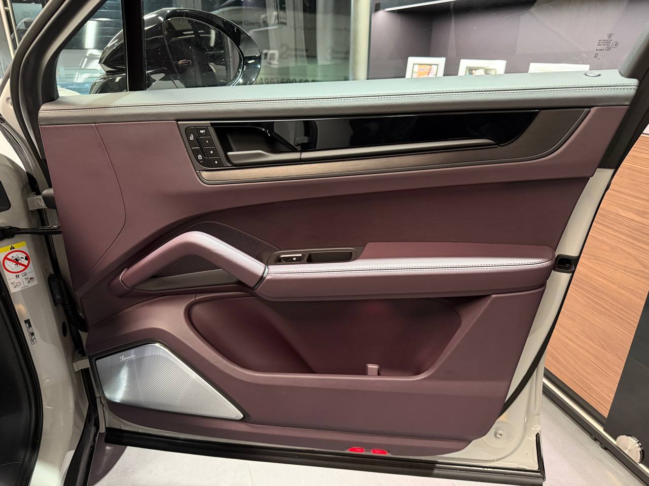 Автомобиль Porsche Cayenne III [рестайлинг] 3.0 AT 4WD (353 л.с.) Black Edition Серый 2025 