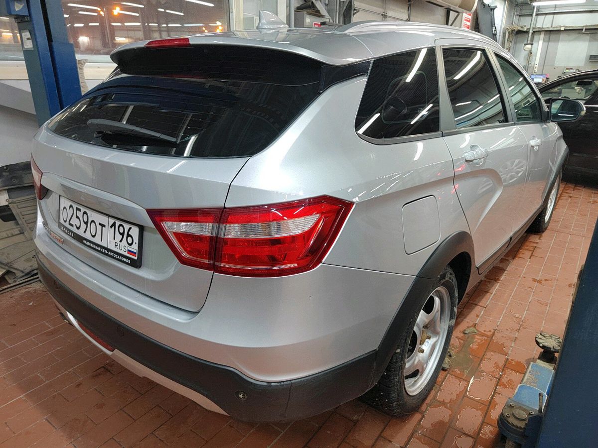 Автомобиль Lada (ВАЗ) Vesta I поколение 1.8 MT (122 л.с.) Luxe Multimedia Серебристый 2018 с пробегом 193 628 км