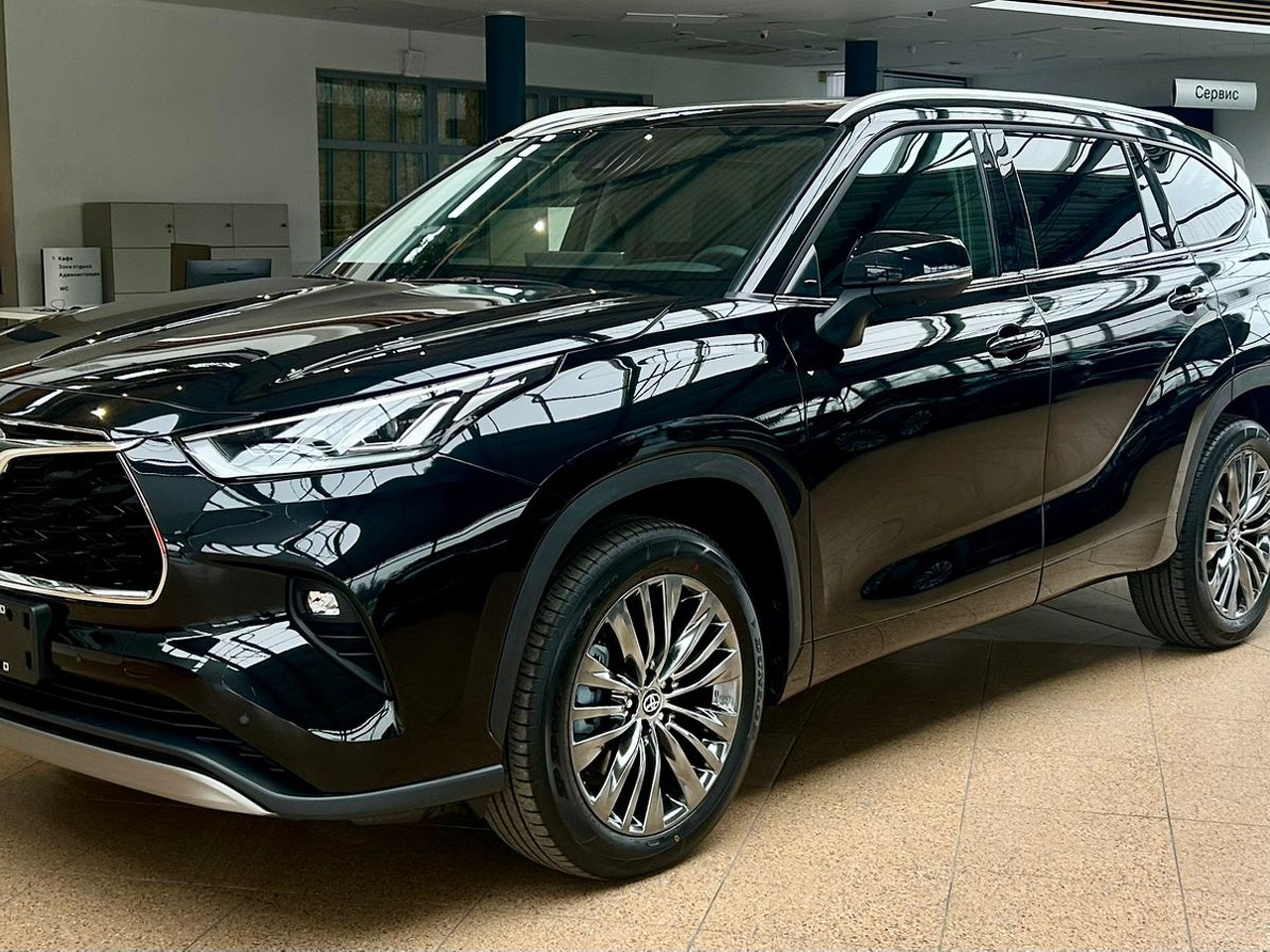 Автомобиль Toyota Highlander IV поколение 2.0 AT 4WD (248 л.с.) Supreme Чёрный 2025 