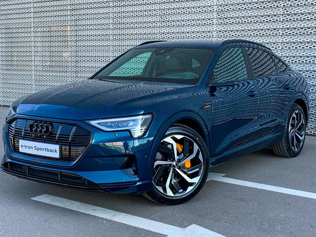 Автомобиль Audi e-tron I поколение Electro AT 4WD (300 кВт) Design Синий 2022 новый