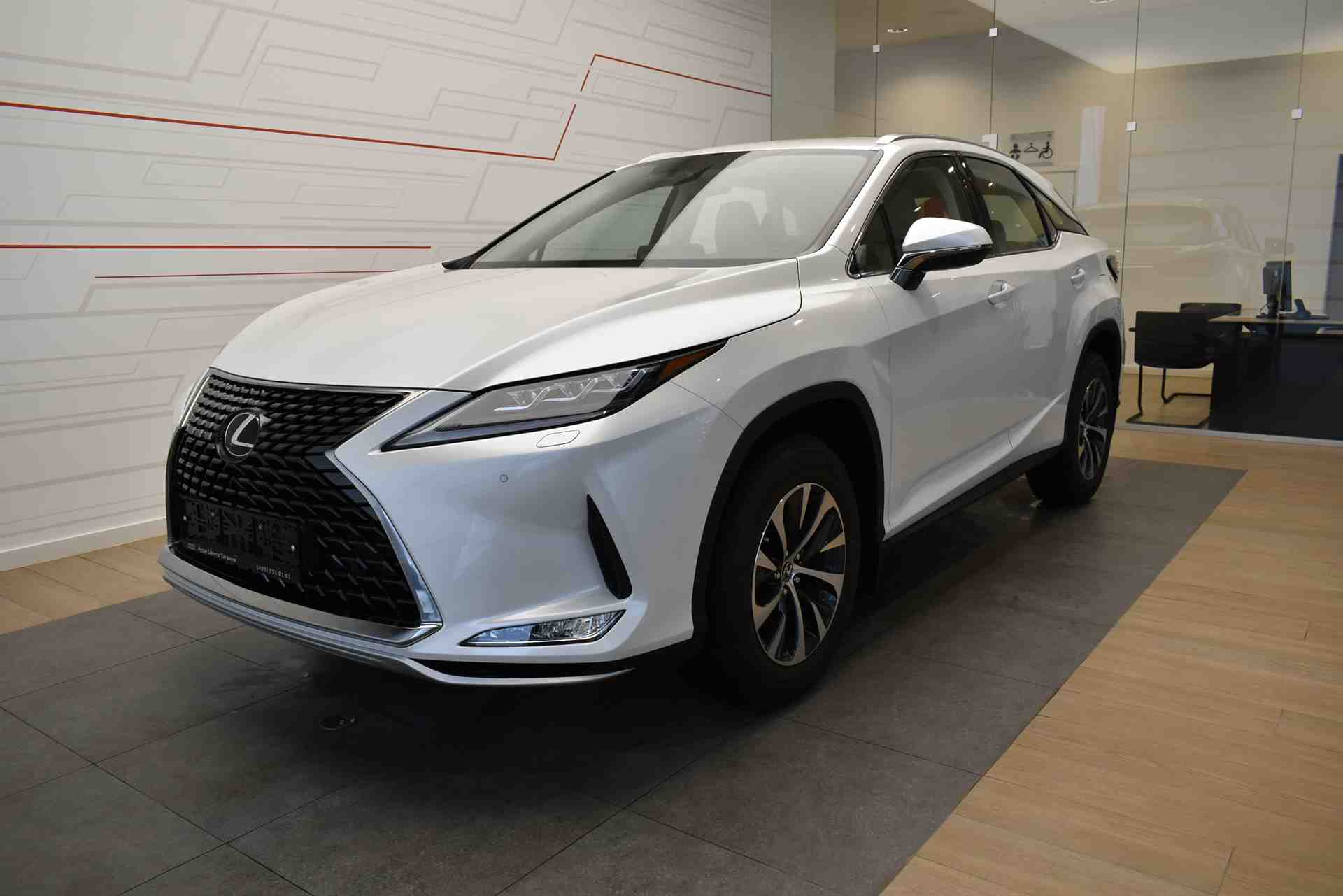 Автомобиль Lexus RX IV [рестайлинг] 2.0 AT 4WD (238 л.с.) Base Белый 2025 