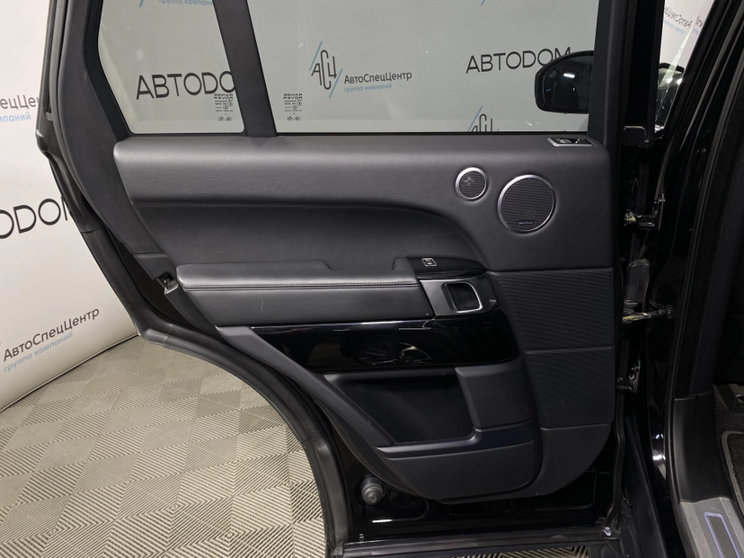 Автомобиль Land Rover Range Rover IV поколение 4.4d AT 4WD (339 л.с.) Vogue SE Чёрный 2016 с пробегом 146 483 км