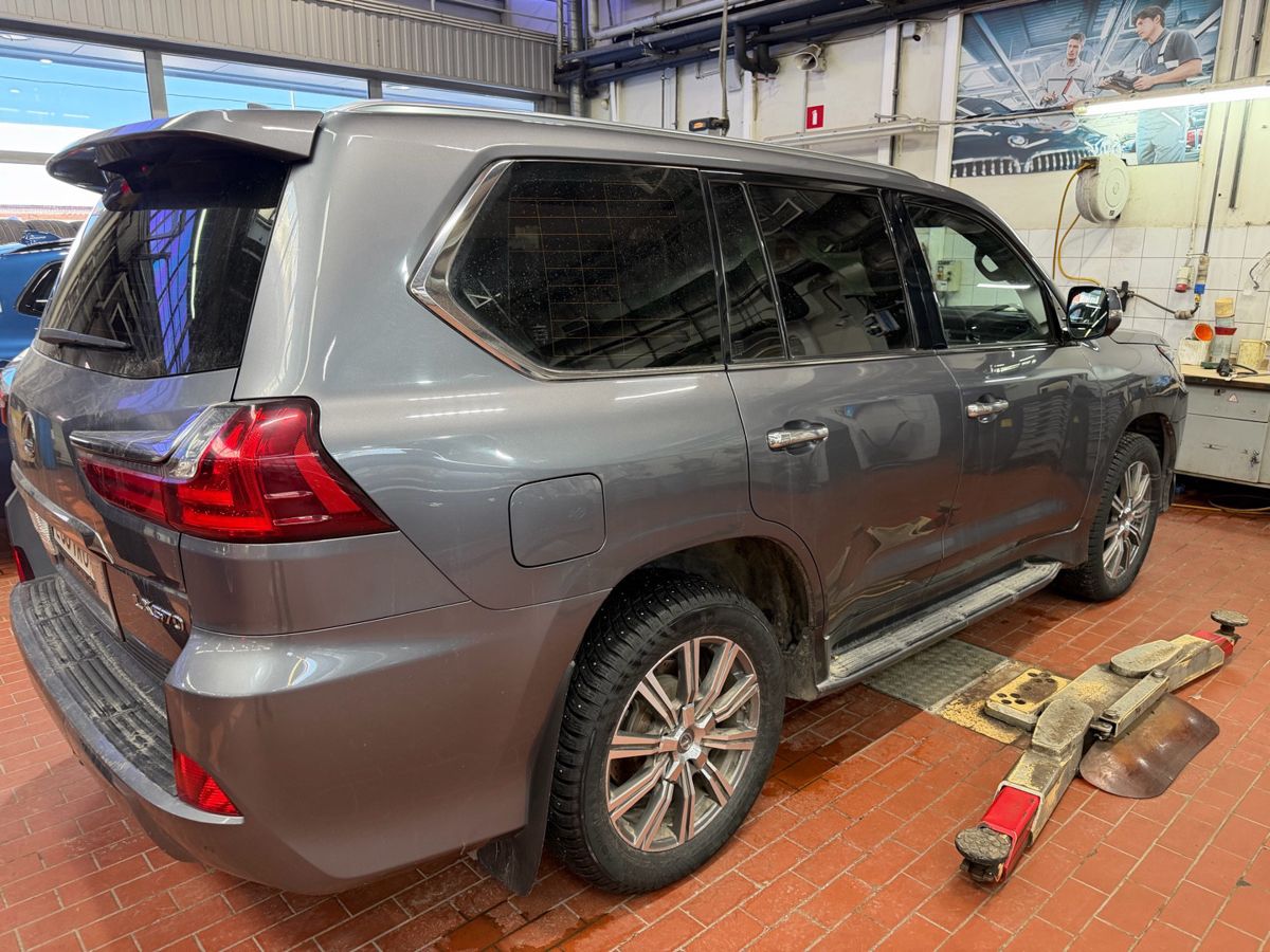 Автомобиль Lexus LX III [2-й рестайлинг] 5.7 AT 4WD (367 л.с.) Luxury+ Серый 2016 с пробегом 179 484 км