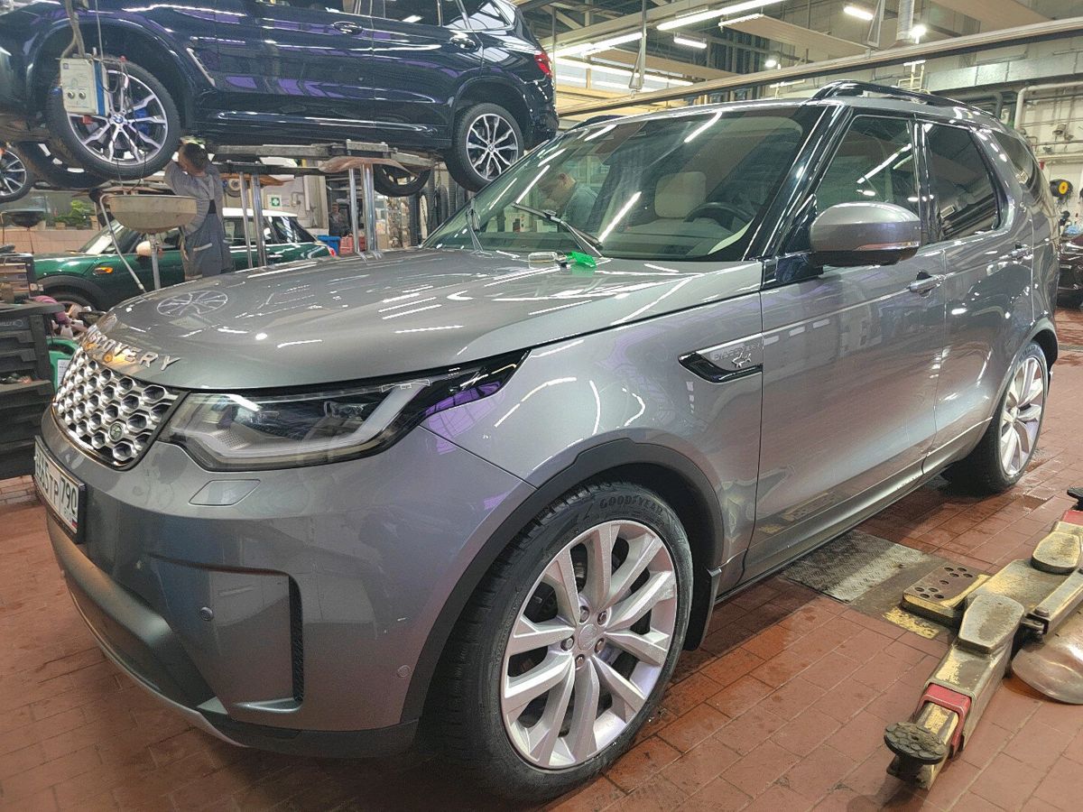 Автомобиль Land Rover Discovery V [рестайлинг] 3.0d AT 4WD (249 л.с.) Base Белый 2022 с пробегом 40 550 км