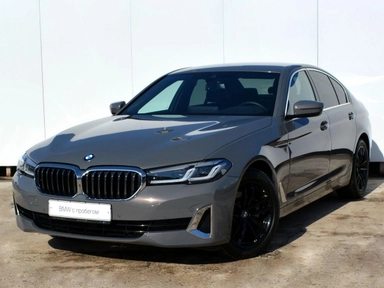 Автомобиль BMW 5 серии VII (G30/G31) [рестайлинг] 520 2.0d AT 4WD (190 л.с.) Base Серый 2022 с пробегом 14396 км