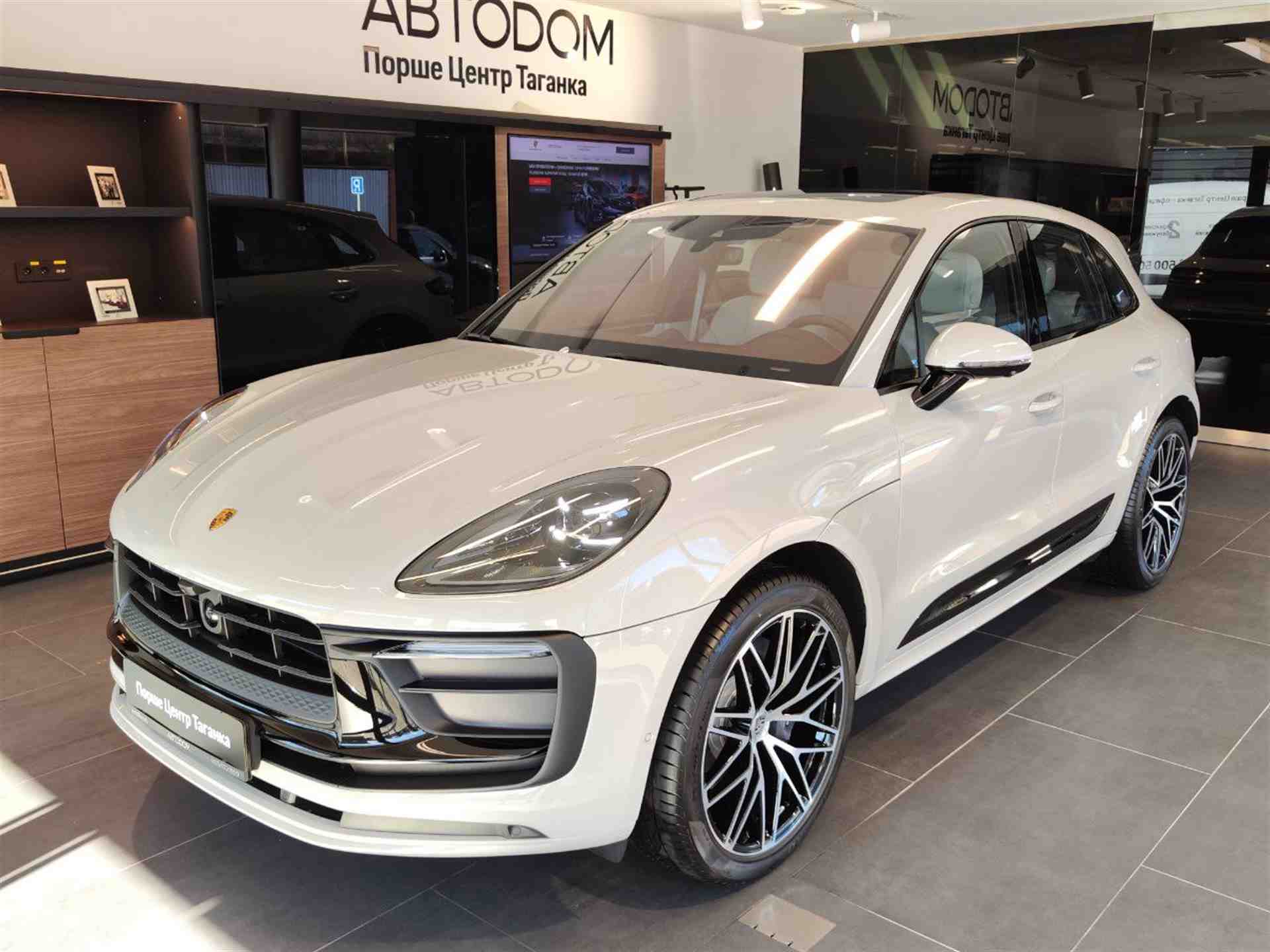Автомобиль Porsche Macan I [2-й рестайлинг] 2.0 AMT 4WD (265 л.с.) Base Серый 2025 