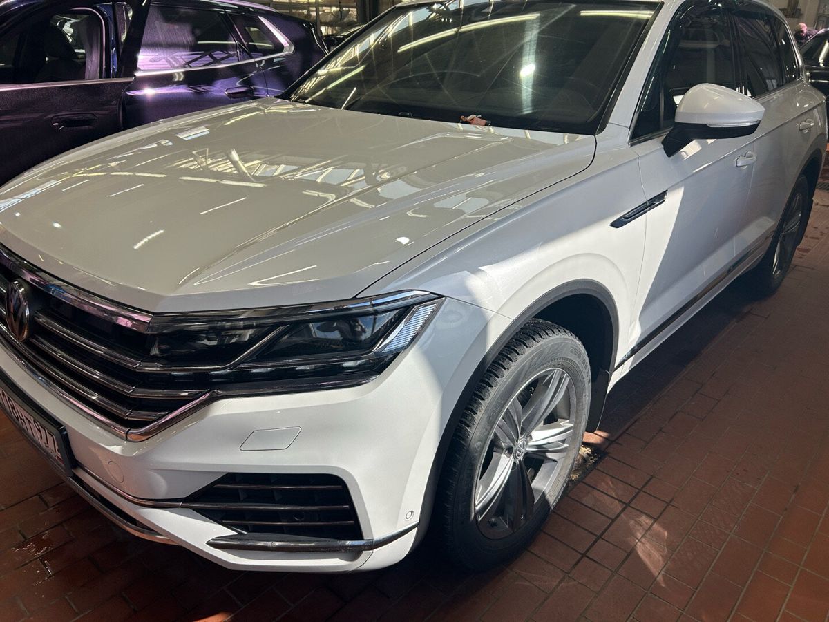 Автомобиль Volkswagen Touareg III поколение 2.0 AT 4WD (249 л.с.) Exclusive Белый 2019 с пробегом 139 000 км