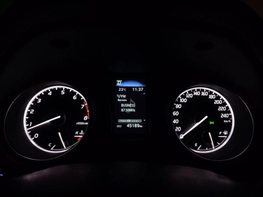 Автомобиль Toyota Camry VIII (XV70) [рестайлинг] 2.5 AT (200 л.с.) Classic Белый 2021 с пробегом 45188 км
