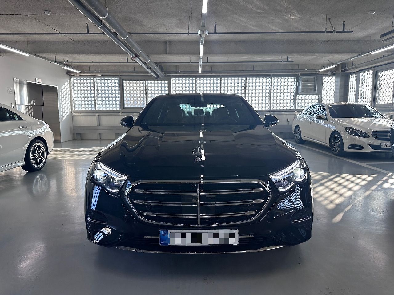 Автомобиль Mercedes-Benz E-Класс VI поколение (W214/S214) 2.0 AT 4Matic (258 л.с.) Exclusive Чёрный 2025 