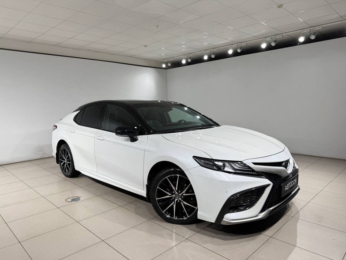 Автомобиль Toyota Camry VIII (XV70) [рестайлинг] 2.5 AT (209 л.с.) DeLuxe Белый 2022 с пробегом 25 000 км
