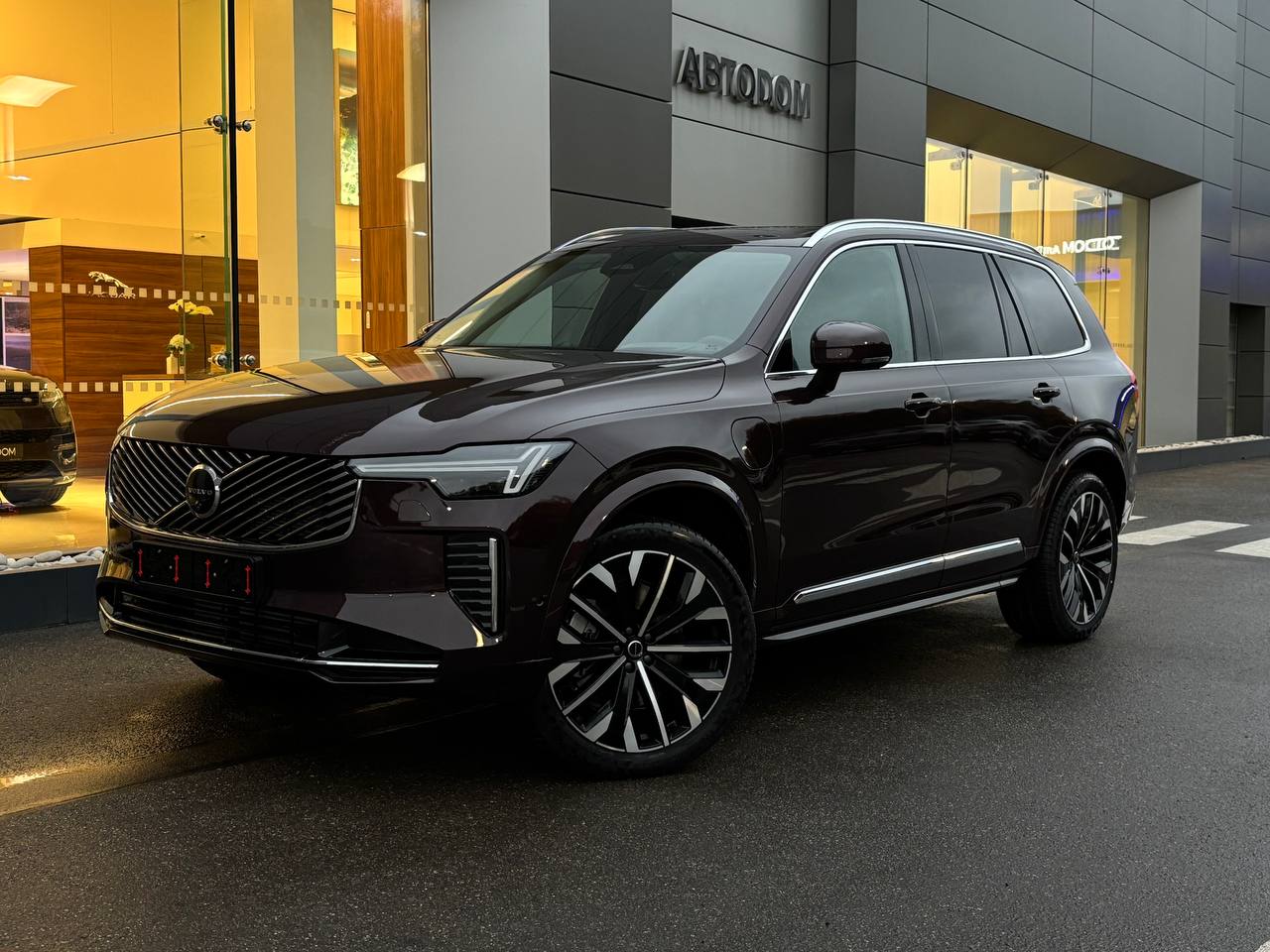 Автомобиль Volvo XC90 II [2-й рестайлинг] 2.0hyb AT 4WD (455 л.с.) Ultra (7 мест) Красный 2025 