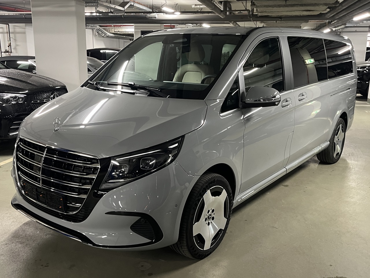 Автомобиль Mercedes-Benz V-Класс II (W447) [2-й рестайлинг] 2.0d AT 4Matic Extra Long (237 л.с.) Avantgarde Серый 2026 