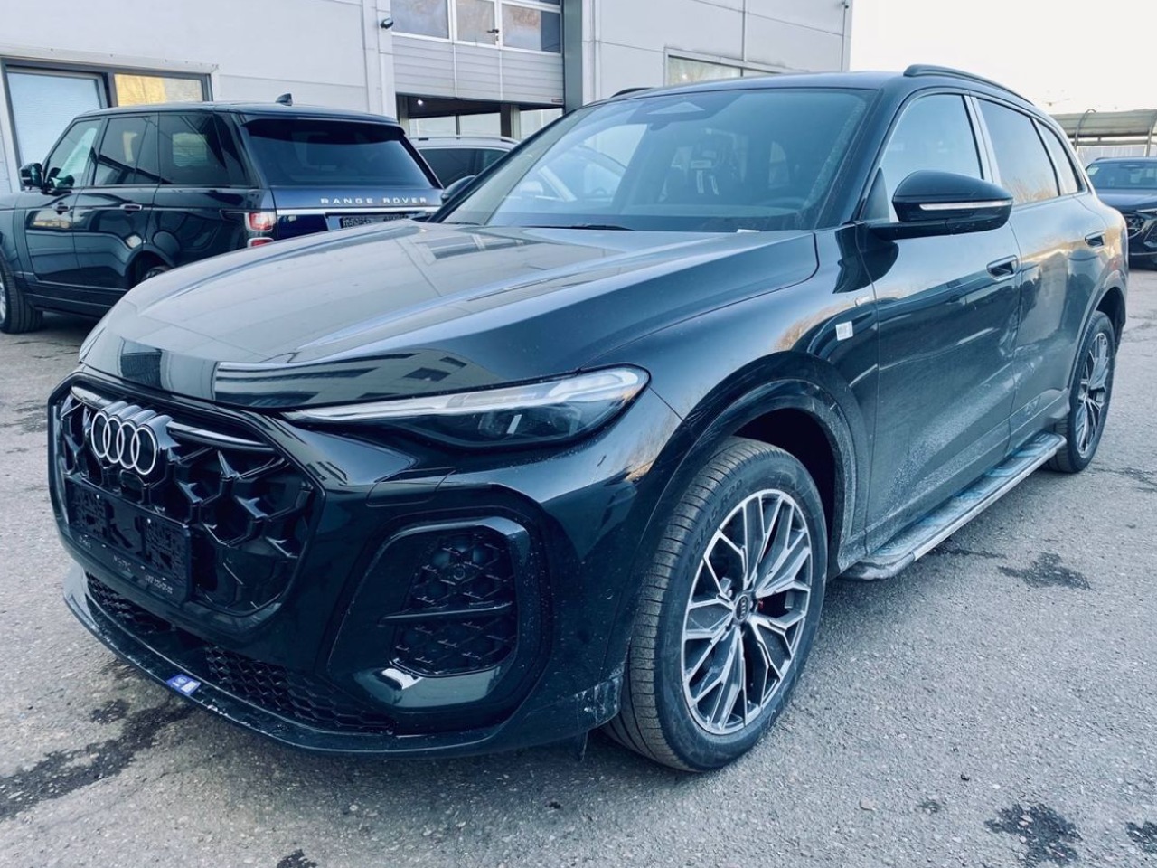 Автомобиль Audi Q5 III поколение 2.0 AMT 4WD (204 л.с.) S-Line Чёрный 2025 