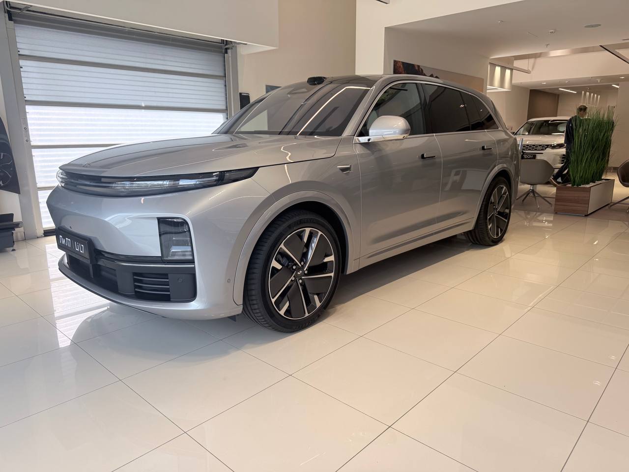 LiXiang L7 I [рестайлинг] 52.3 kWh 1.5hyb AT 4WD (449 л.с.) Ultra Серебристый 2025 