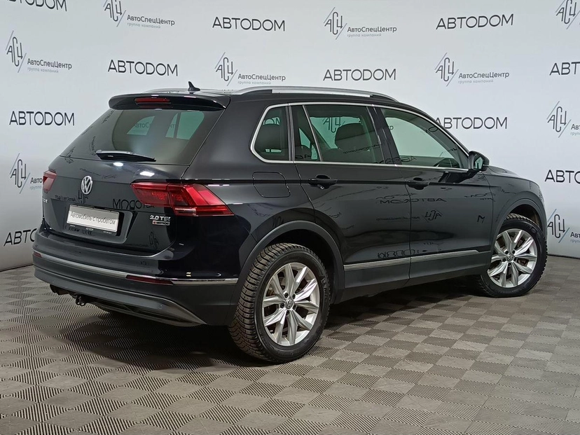 Автомобиль Volkswagen Tiguan II поколение 2.0 AMT 4WD (180 л.с.) Sportline Чёрный 2017 с пробегом 155 089 км