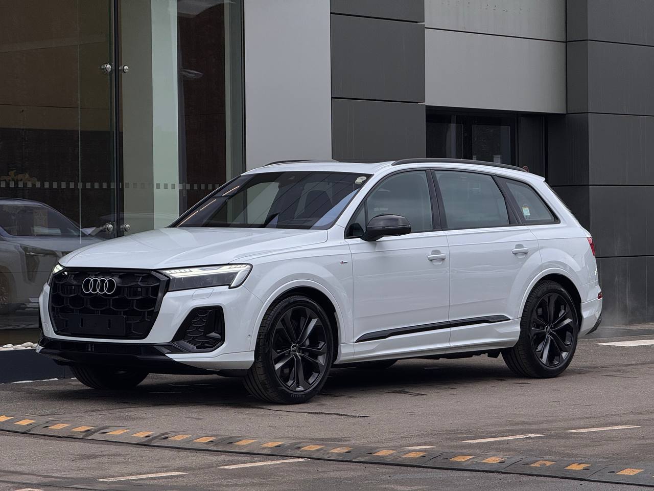 Автомобиль Audi Q7 II (4M) [2-й рестайлинг] 3.0d AT 4WD (286 л.с.) 50 TDI quattro tiptronic Белый 2026 