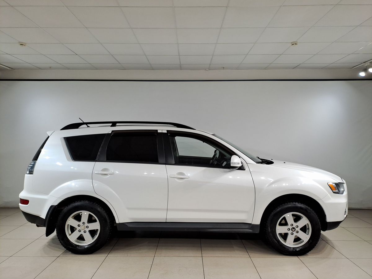 Автомобиль Mitsubishi Outlander II [рестайлинг] 2.0 CVT (147 л.с.) Intense Белый 2010 с пробегом 155 987 км