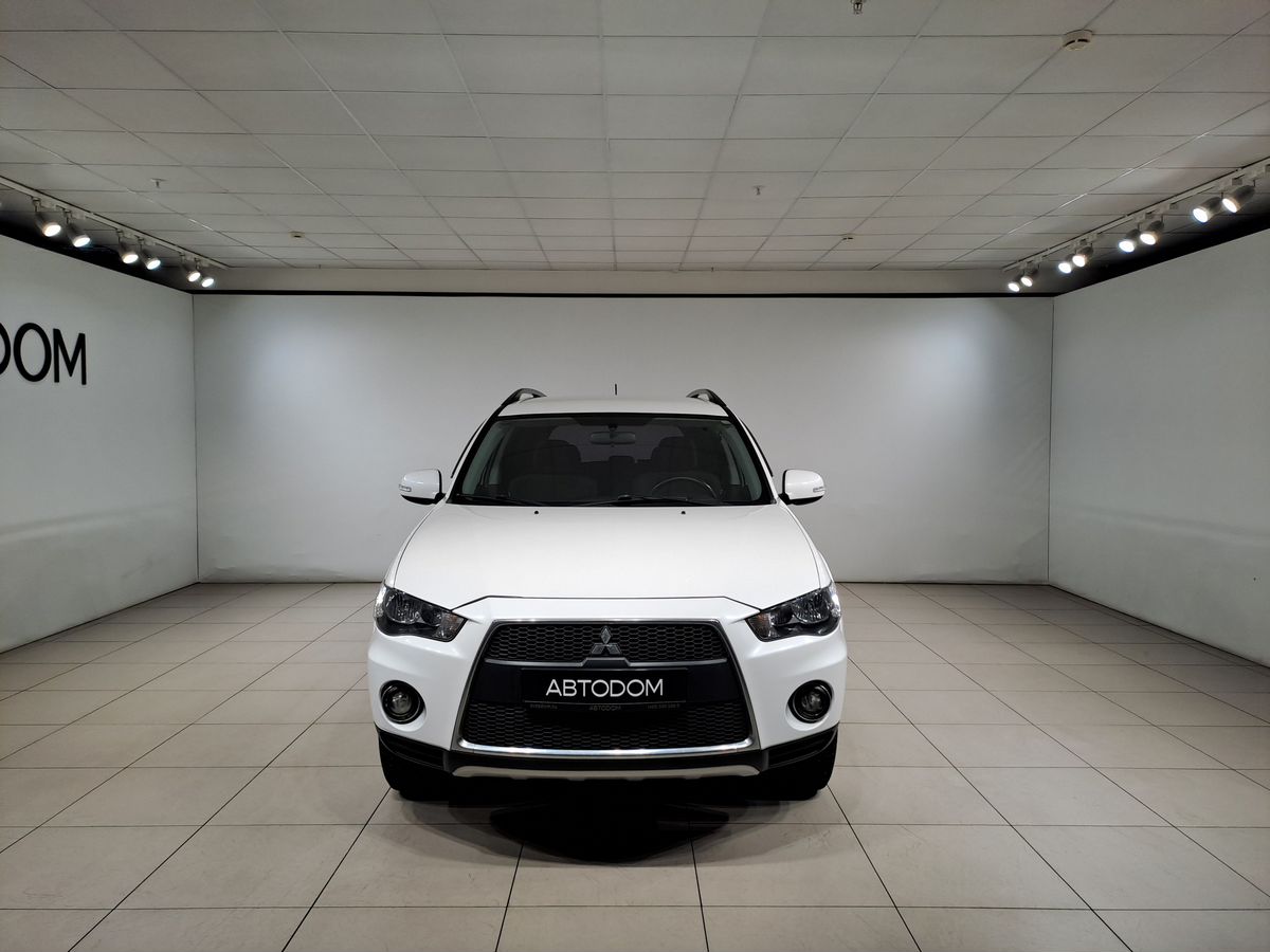Автомобиль Mitsubishi Outlander II [рестайлинг] 2.0 CVT (147 л.с.) Intense Белый 2010 с пробегом 155 987 км