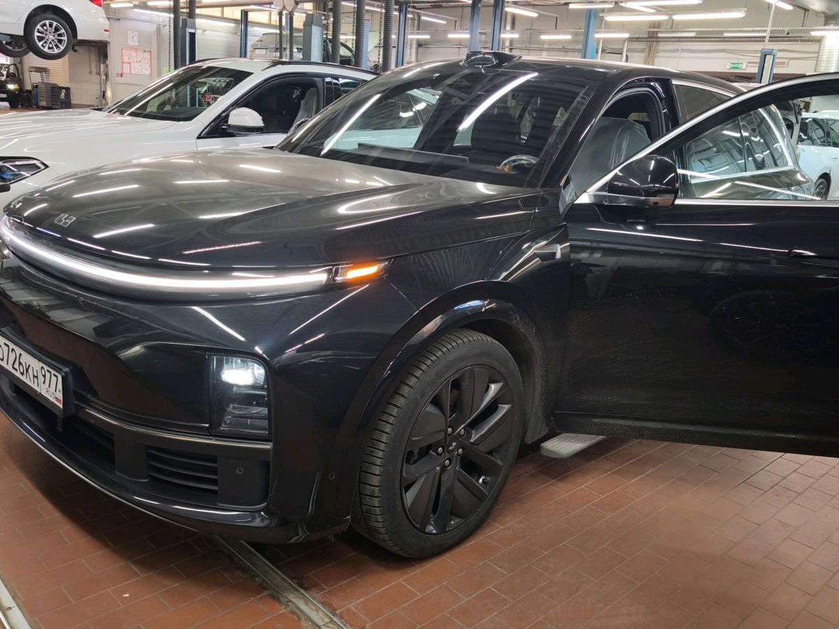 Автомобиль LiXiang L7 I [рестайлинг] 52.3 kWh 1.5hyb AT 4WD (449 л.с.) Ultra (2024) Чёрный 2024 с пробегом 12 652 км