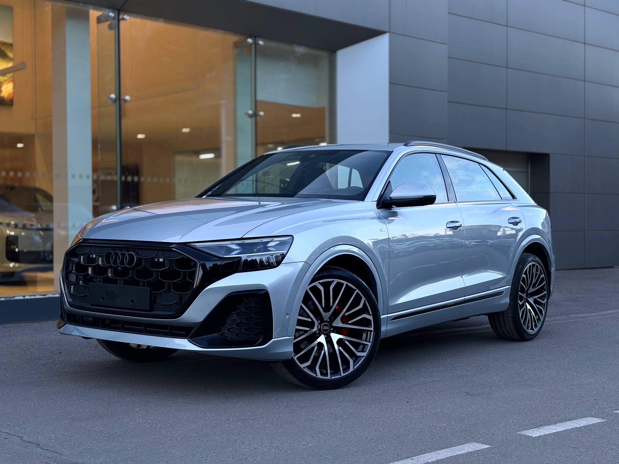 Автомобиль Audi Q8 I (4M) [рестайлинг] 3.0d AT 4WD (249 л.с.) 45 TDI Серебристый  