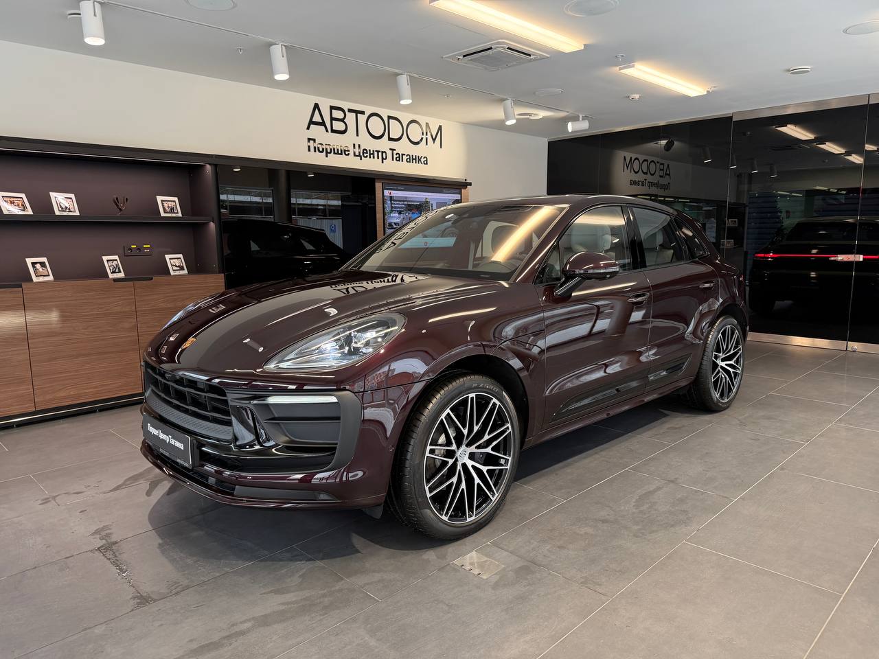 Автомобиль Porsche Macan I [2-й рестайлинг] 2.0 AMT 4WD (265 л.с.) T Красный  