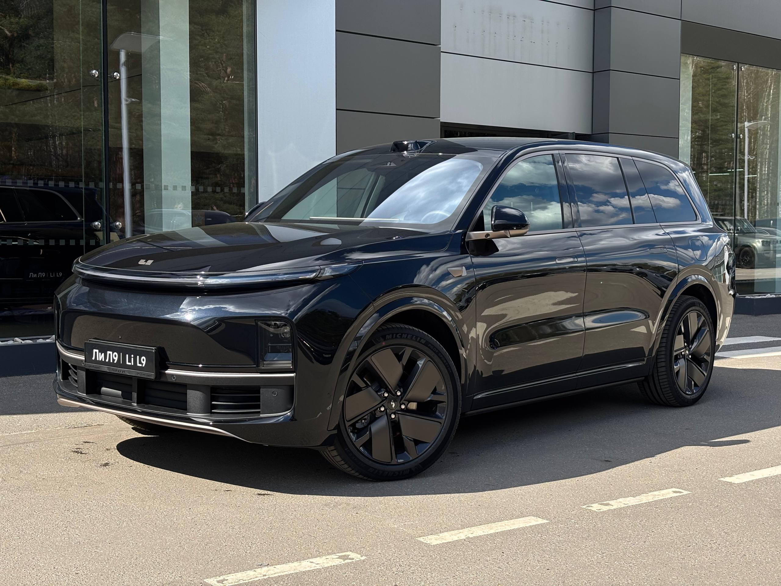 LiXiang L9 I [рестайлинг] 1.5hyb AT 4WD (449 л.с.) Ultra Чёрный 2026 