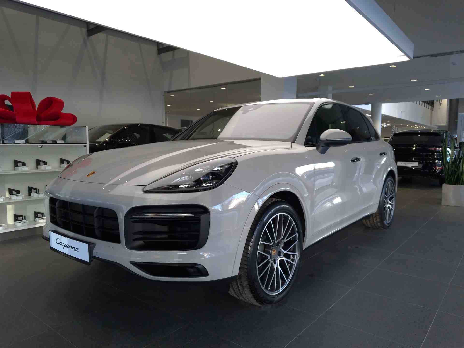 Купить Porsche Cayenne 3.0 AT 4WD (340 л.с.) Platinum Edition Серый новый /  К-7-9367 в наличии по цене 14 425 000 руб в АВТОДОМ - официальный дилер