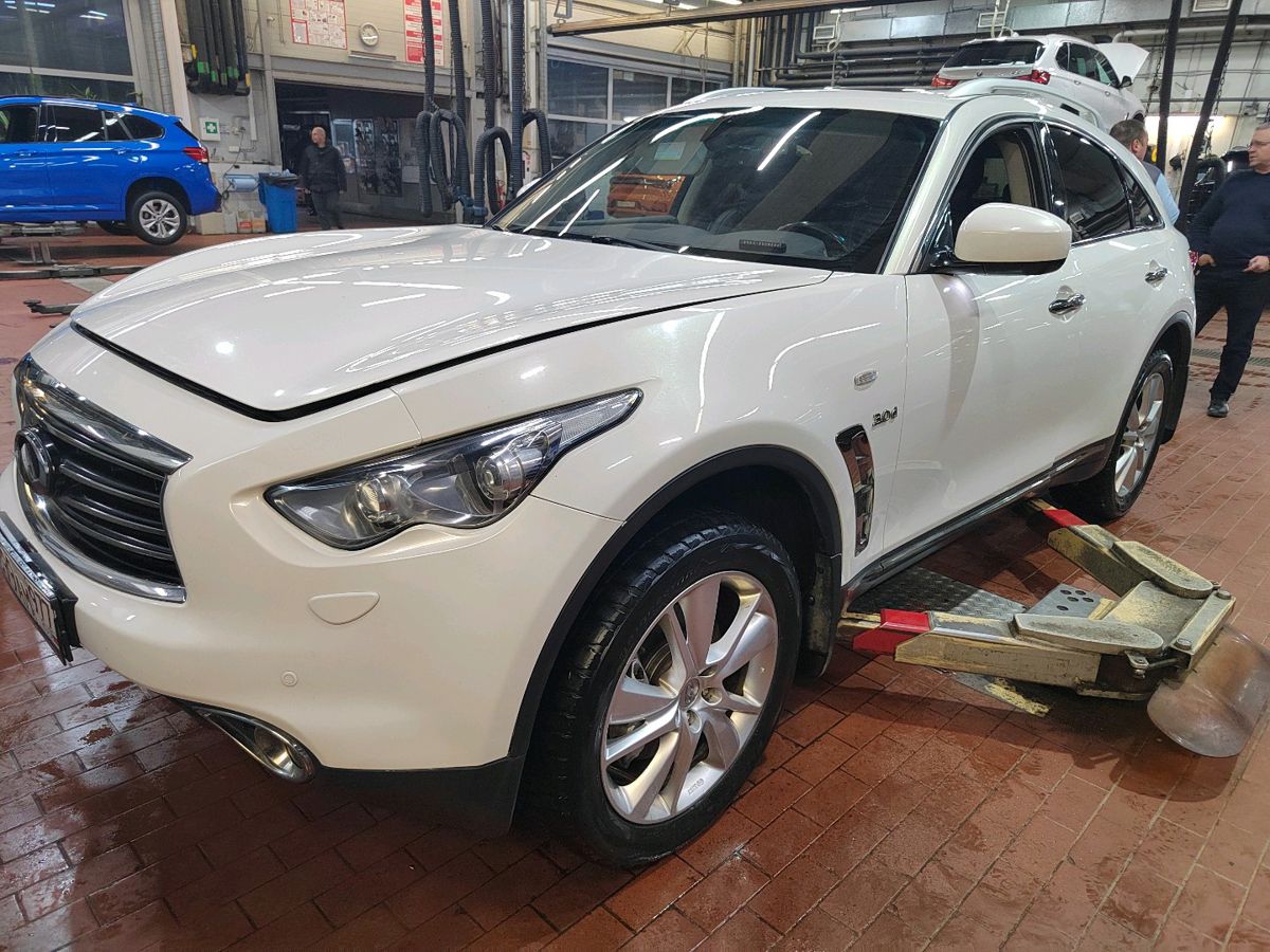 Автомобиль Infiniti QX70 I поколение (S51) 3.0d AT 4WD (238 л.с.) Elegance + NAVI Белый 2014 с пробегом 277 598 км