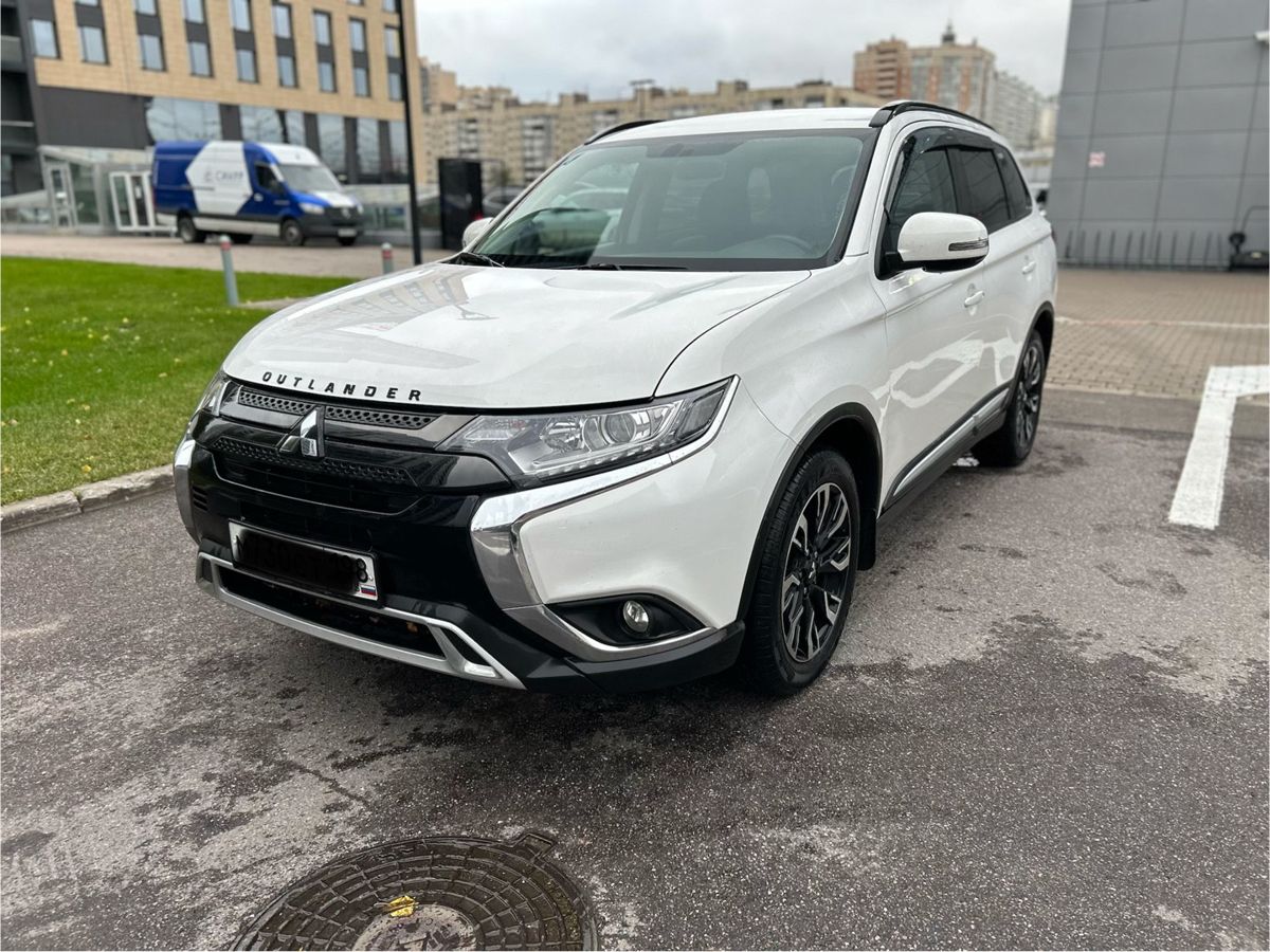 Mitsubishi Outlander III [3-й рестайлинг] 2.0 CVT 4WD (146 л.с.) Intense+ (2018-2021) Белый 2022 с пробегом 179 000 км